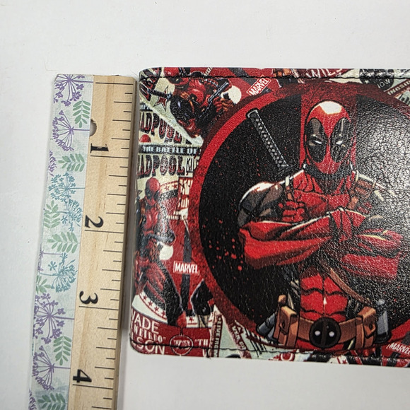 Deadpool Arms Crossed Pose Badge/Wade Vs Wade Marvel Comics Bi-fold Wallet - Picture 9 of 11